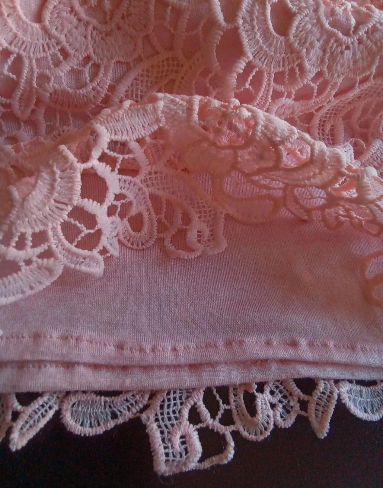 Roze jurk van kant en strass – photo 8